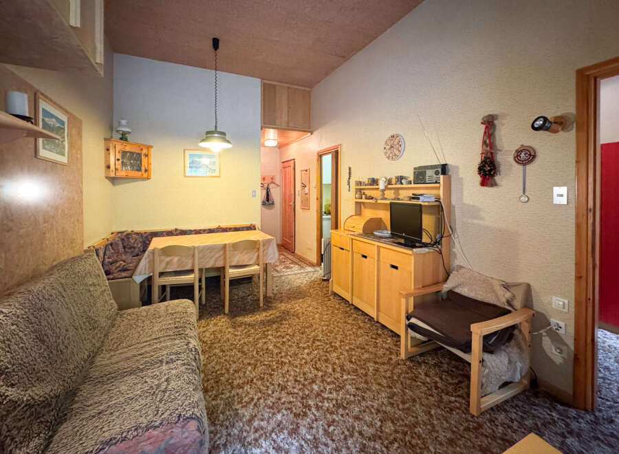 Cozy living room featuring a comfortable sofa and a dining area with a table and chairs.