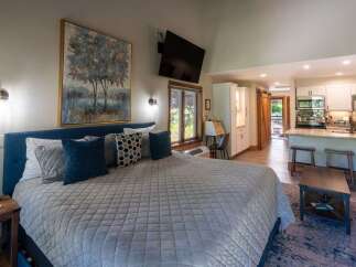 Experience comfort and convenience in this charming studio apartment, featuring a plush king-size bed and a fully equipped kitchenette perfect for preparing meals.