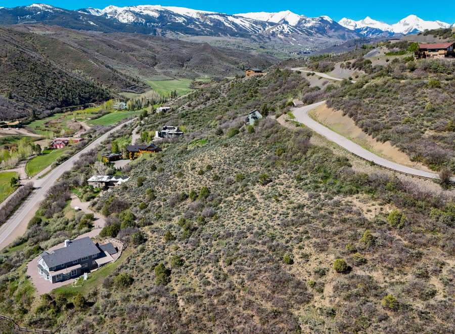 Experience luxury mountain living in this stunning estate, nestled amidst rolling hills and offering breathtaking panoramic views of snow-capped peaks.
