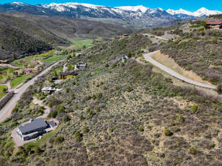 Experience luxury mountain living in this stunning estate, nestled amidst rolling hills and offering breathtaking panoramic views of snow-capped peaks.