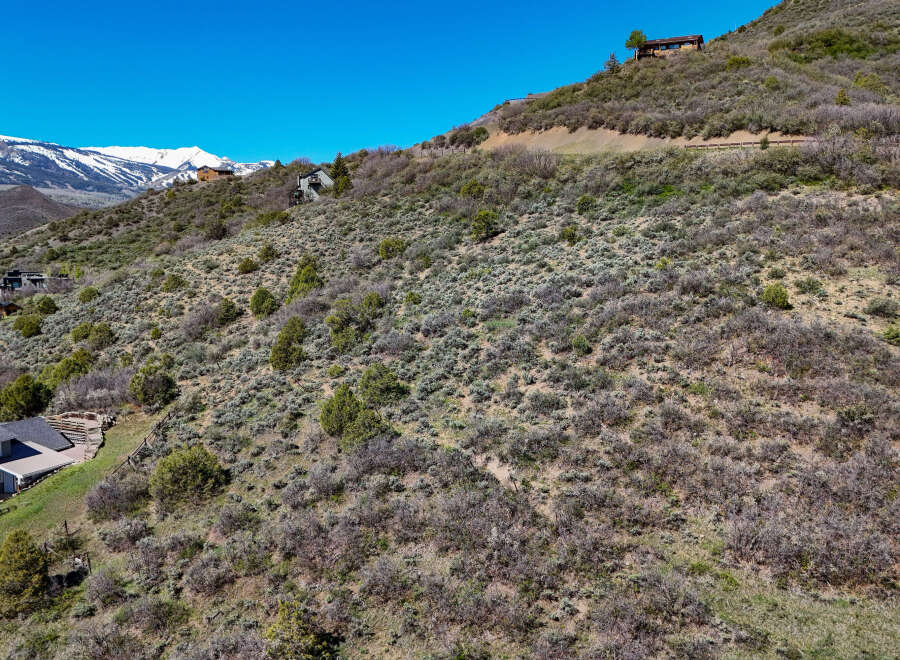 Discover this stunning property nestled on a scenic hillside, offering breathtaking mountain views and a serene natural environment.