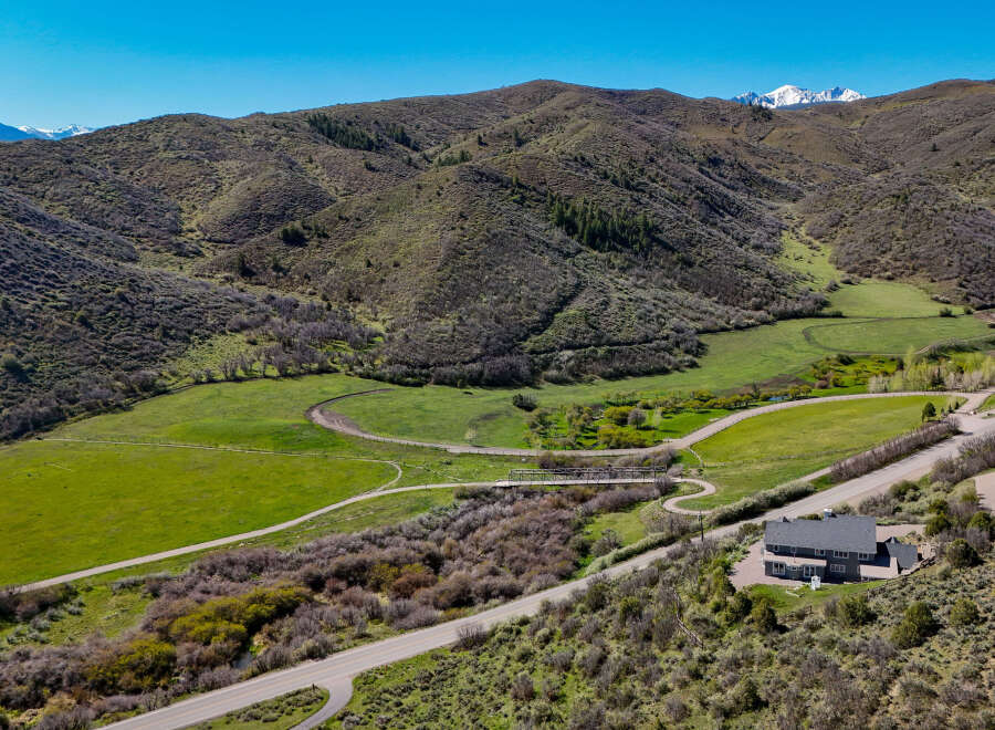 Discover this stunning property nestled in a picturesque mountain landscape.