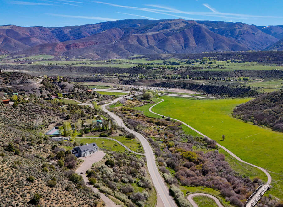 Discover this stunning property nestled in a picturesque mountain landscape.