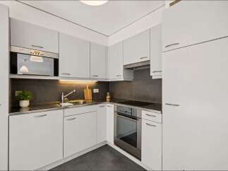 Discover this modern and efficient kitchen, perfect for any home.