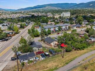 Discover this charming property featuring a mix of residential and commercial spaces, ideal for diverse investment opportunities.