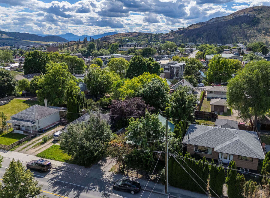 Discover this charming property nestled in a vibrant neighborhood, offering a perfect blend of comfort and convenience.
