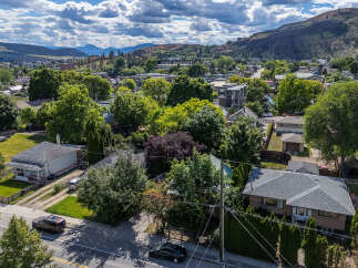 Discover this charming property nestled in a vibrant neighborhood, offering a perfect blend of comfort and convenience.