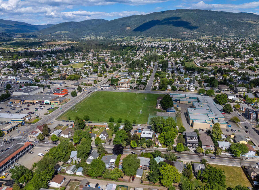Discover this vibrant community with a large sports field perfect for recreation and a modern school complex nearby.