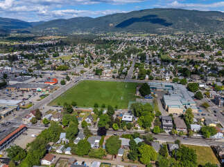 Discover this vibrant community with a large sports field perfect for recreation and a modern school complex nearby.