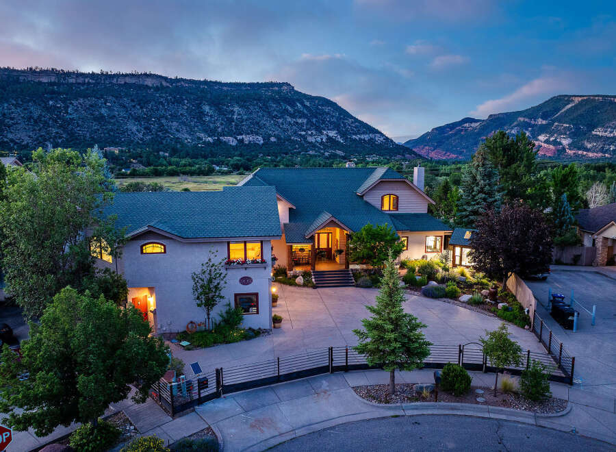 Experience luxury living in this stunning estate, nestled against a backdrop of majestic mountains.
