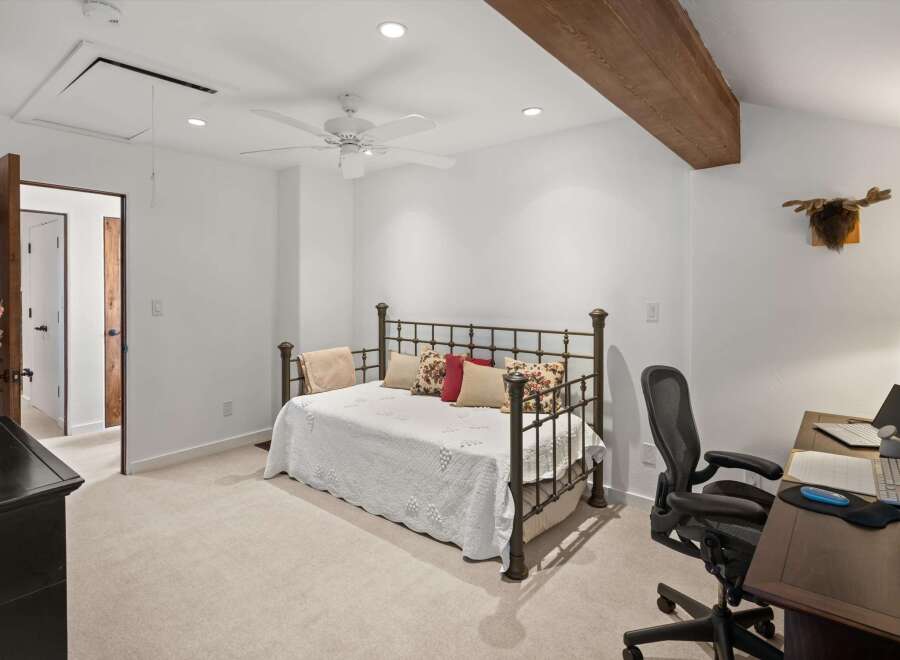 This charming room features a comfortable daybed adorned with decorative pillows, perfect for relaxation.