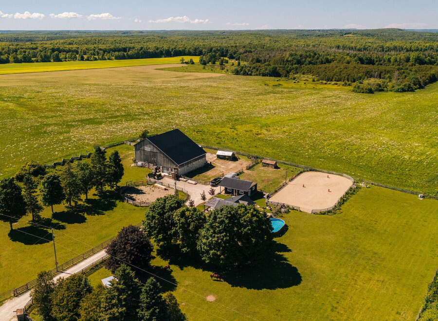 Discover this stunning rural estate featuring a spacious barn, a charming residence, and a dedicated riding arena perfect for equestrian enthusiasts.