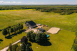 Discover this stunning rural estate featuring a spacious barn, a charming residence, and a dedicated riding arena perfect for equestrian enthusiasts.