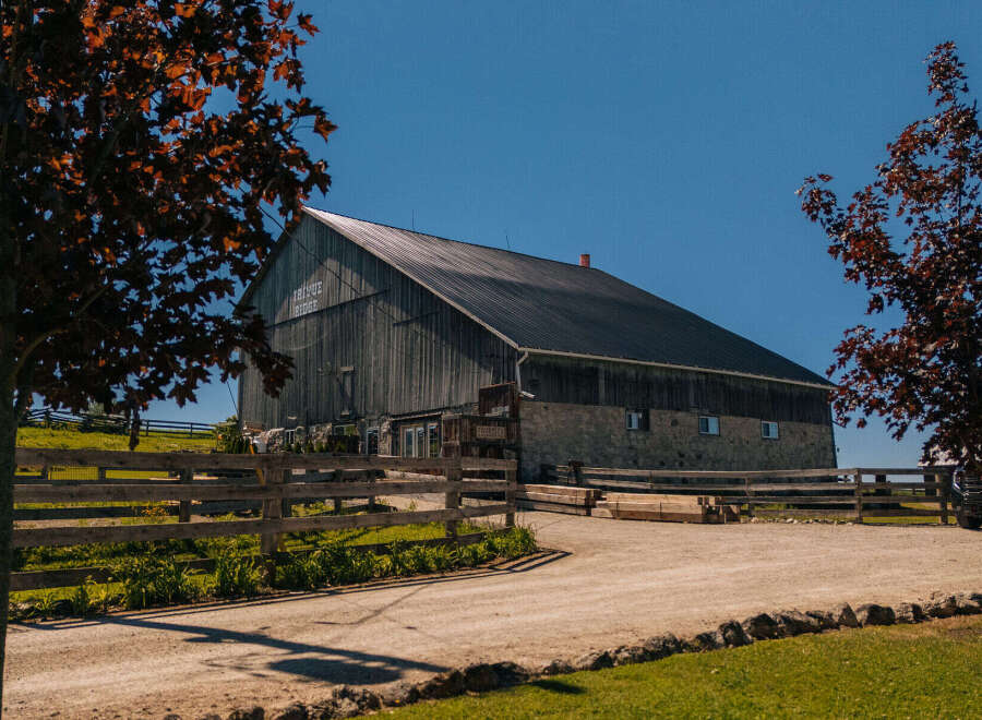 Discover this charming barn property, perfect for agricultural ventures or a unique event venue.