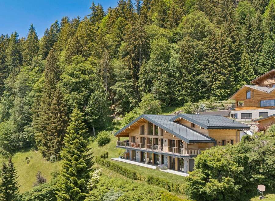 Experience luxury mountain living in this stunning chalet, nestled amidst a lush forest with breathtaking views.