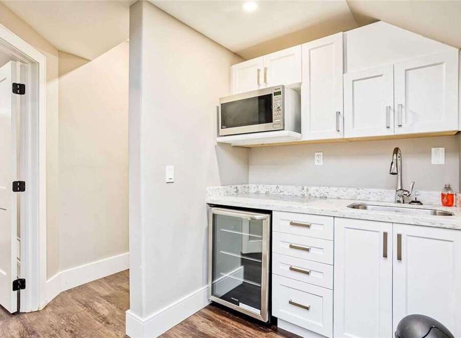 Discover this charming kitchenette, perfect for guests or a secondary living space.