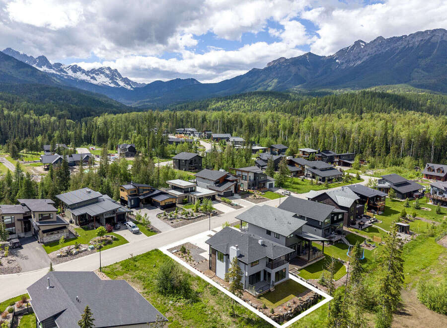 Discover modern mountain living in this stunning new construction home, nestled amidst breathtaking natural beauty.