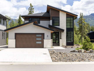 For Sale in Fernie with 4 Beds and 4 Bathrooms
