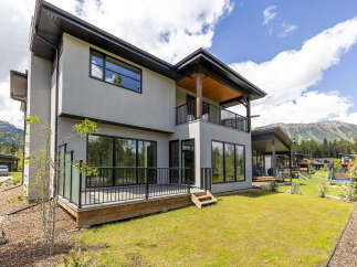 For Sale in Fernie with 4 Beds and 4 Bathrooms