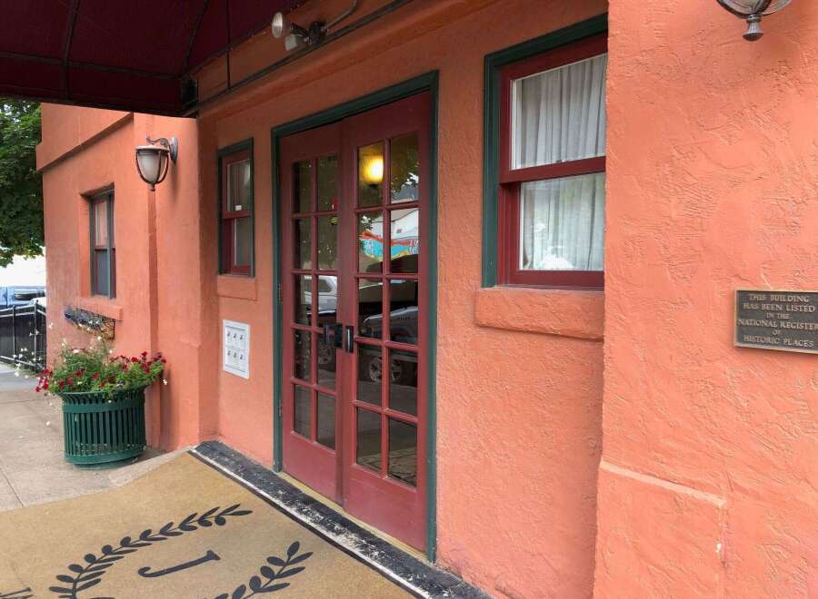 Discover this charming property featuring a welcoming entrance with double doors and large windows, perfect for natural light.