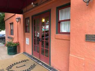 Discover this charming property featuring a welcoming entrance with double doors and large windows, perfect for natural light.