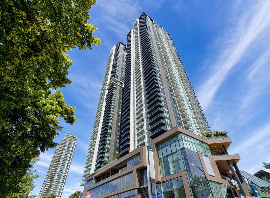 Experience luxury urban living in this stunning high-rise condominium, featuring modern architecture and breathtaking city views.