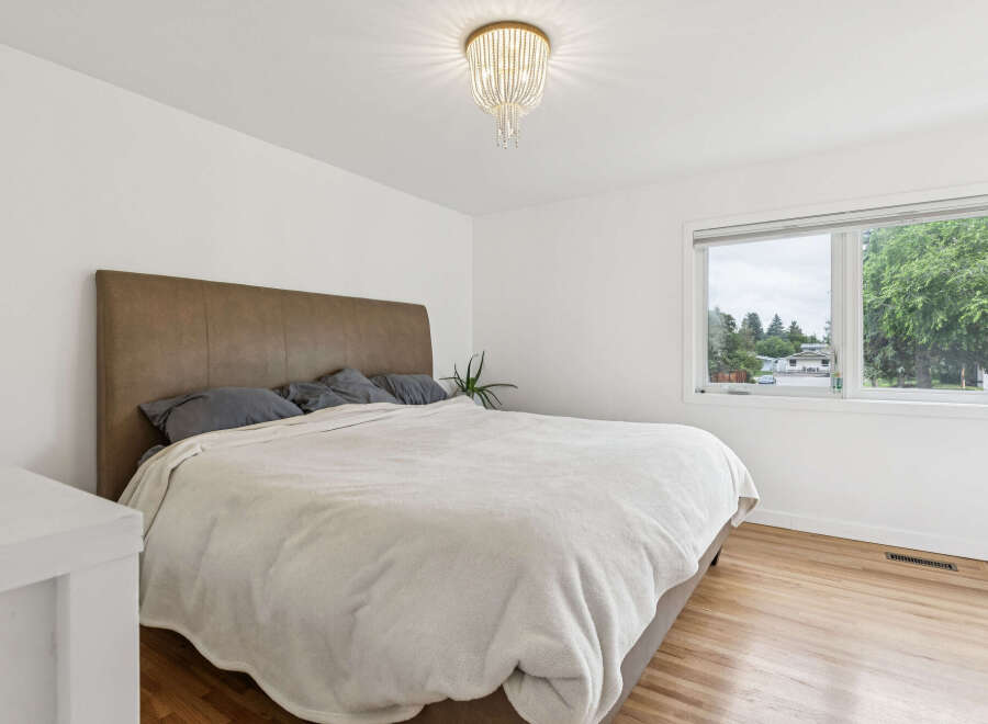Experience comfort and style in this beautifully appointed bedroom, featuring a plush king-sized bed with a sophisticated brown headboard.