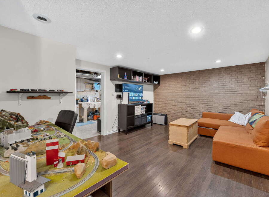 Discover a versatile living space perfect for hobbies and relaxation.