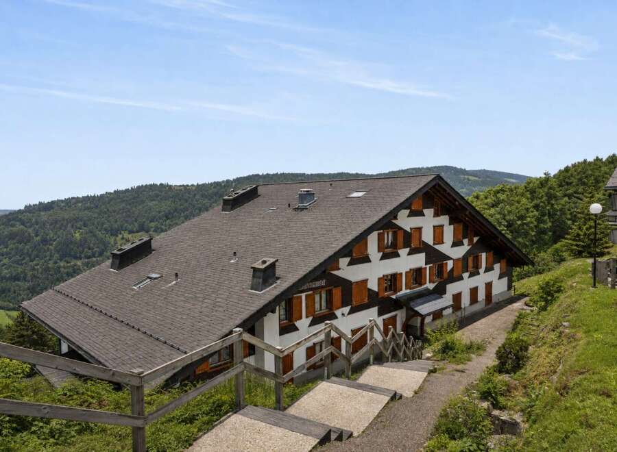 Discover this charming property nestled amidst rolling green hills and lush forests, offering breathtaking panoramic views.