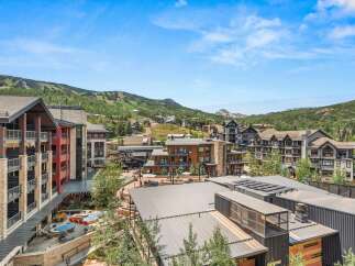 Experience luxury mountain living in this stunning property, featuring modern architecture seamlessly integrated with the natural landscape.