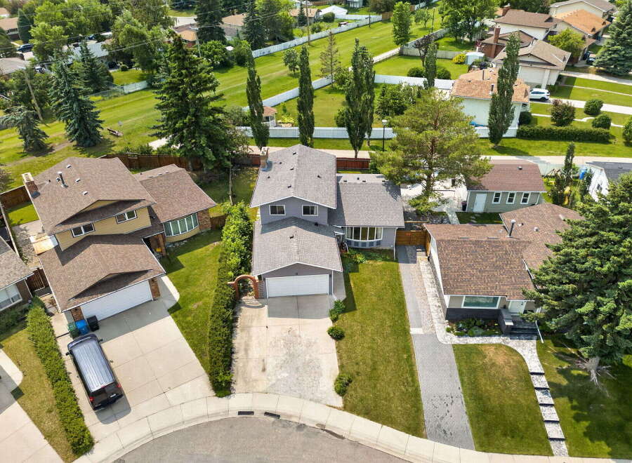 Discover this charming property featuring a well-maintained exterior and a spacious driveway.