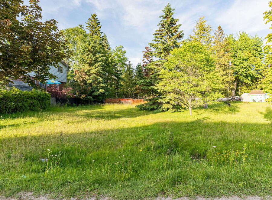 Discover this charming property featuring a spacious, sun-drenched yard perfect for outdoor activities and relaxation.