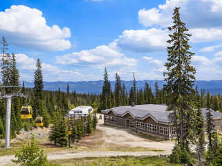 Experience the breathtaking mountain scenery from this prime location, featuring a modern lodge and a convenient ski lift system.