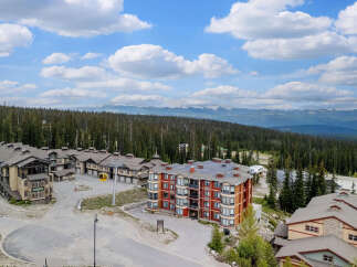 Discover mountain living at its finest with this stunning property featuring modern architecture and breathtaking panoramic views.