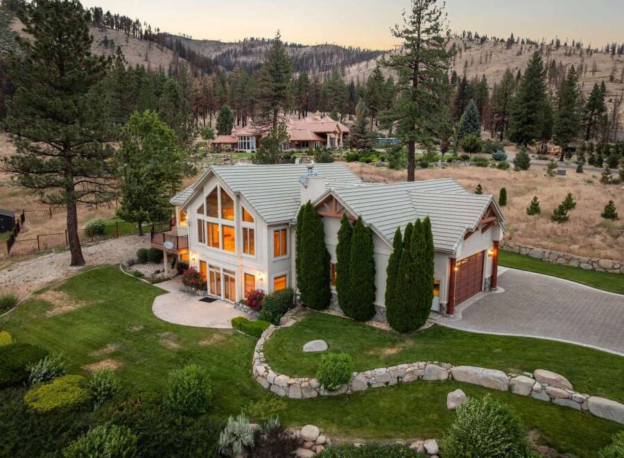 Experience luxury living in this stunning estate, nestled amidst a picturesque mountain landscape.