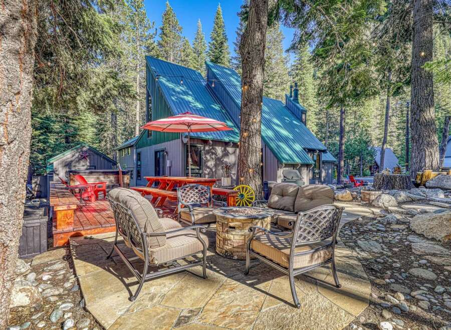 Escape to this charming mountain retreat, perfect for outdoor living and entertaining.