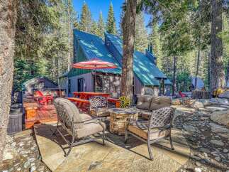 Escape to this charming mountain retreat, perfect for outdoor living and entertaining.