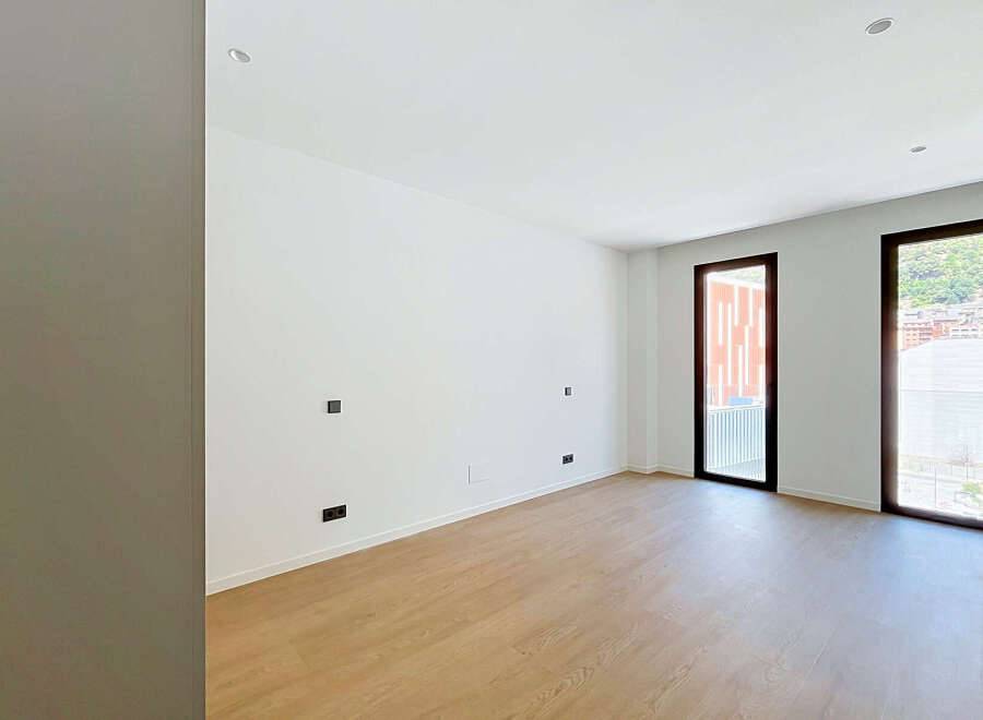 Discover this bright and airy empty room, perfect for creating your dream living space.