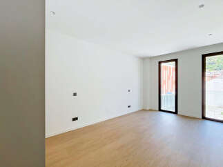 Discover this bright and airy empty room, perfect for creating your dream living space.