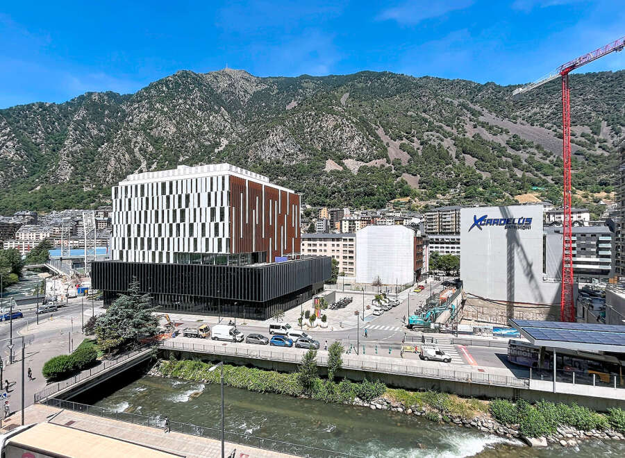 Discover modern architecture in a stunning mountain setting.