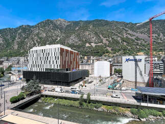 Discover modern architecture in a stunning mountain setting.
