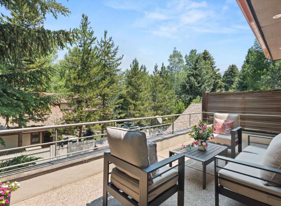 Enjoy the serene mountain views from this spacious balcony, perfect for outdoor relaxation and entertaining.