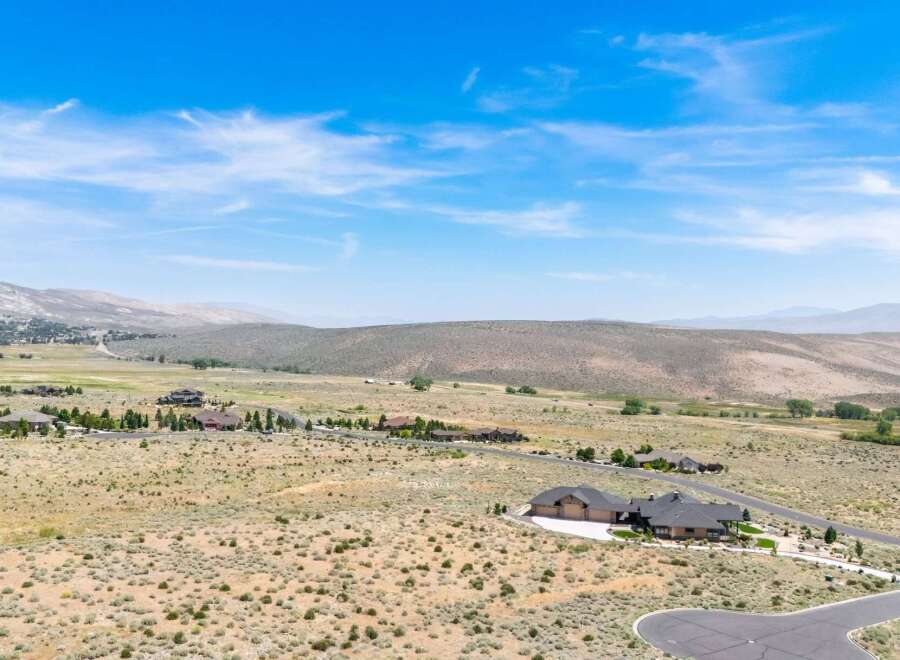 Discover luxury living in this expansive estate, nestled amidst rolling hills and breathtaking mountain vistas.