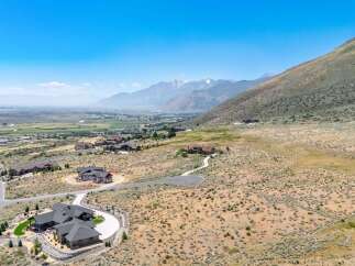 Experience luxury living with this stunning estate nestled in a picturesque mountain landscape.