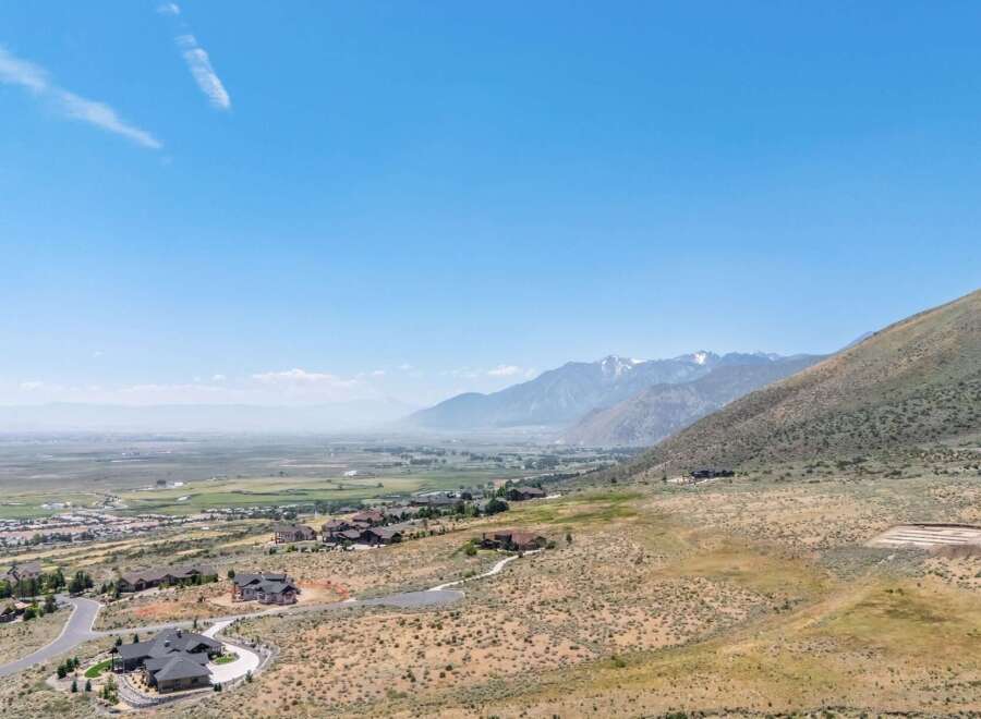 Discover luxury living with breathtaking mountain views in this stunning estate.