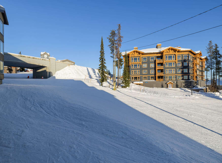 Experience luxury mountain living in this stunning ski-in/ski-out property, offering unparalleled access to pristine slopes.