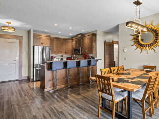 Experience modern living in this stunning condo featuring a gourmet kitchen with stainless steel appliances and a breakfast bar, perfect for casual dining.