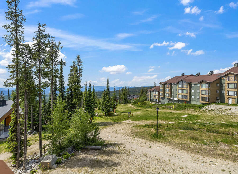Experience mountain living in this stunning property offering breathtaking views of rolling hills and lush forests.