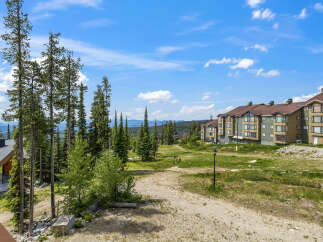 Experience mountain living in this stunning property offering breathtaking views of rolling hills and lush forests.