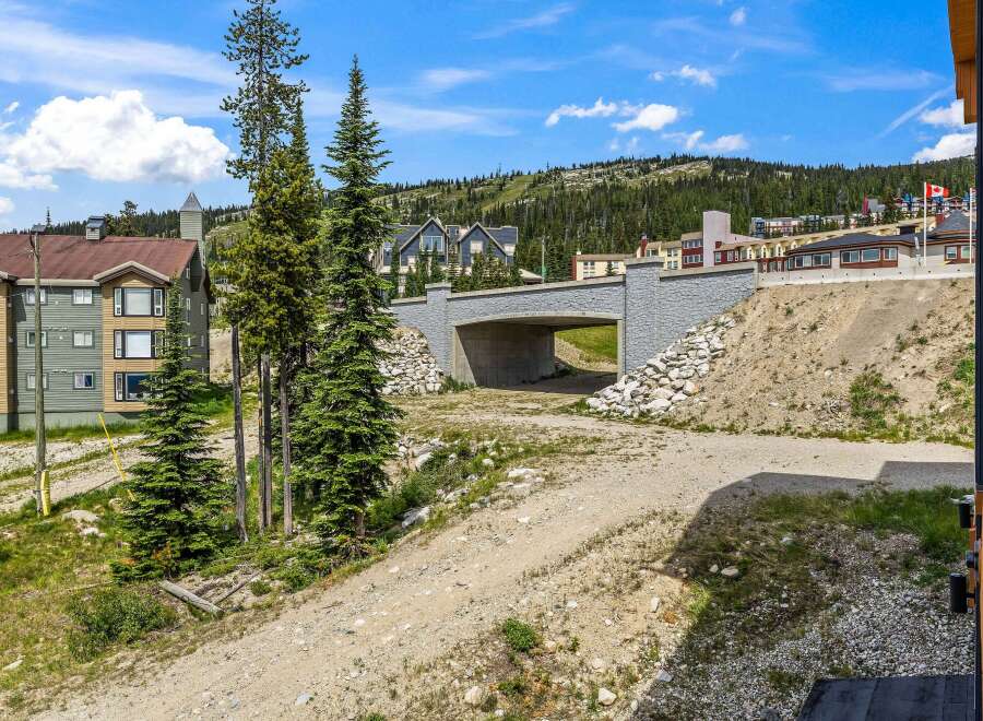 Discover this stunning property nestled in a picturesque mountain setting, featuring modern architecture and breathtaking natural surroundings.